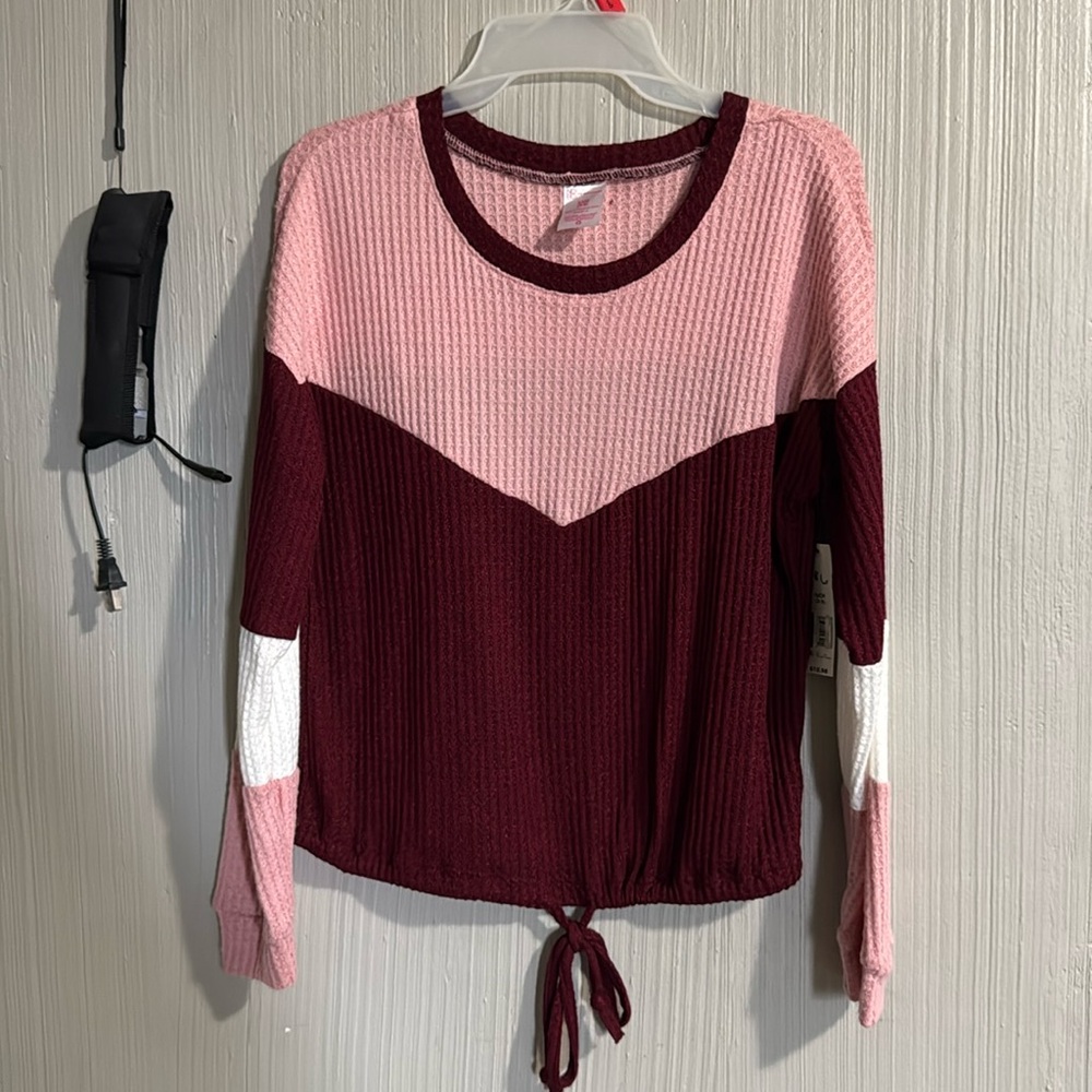 Wine pink and white shirt long sleeve adjustable at the bottom round neck